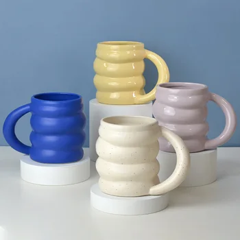 Креативная чашка для воды объемом 400 мл, керамическая кружка, Скандинавские кофейные чашки с большой ручкой, цветные керамические кружки для сока
